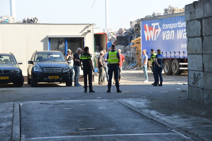 Na de inval bij Puijfelik heeft de gemeente Oosterhout hetbedrijf gesloten.