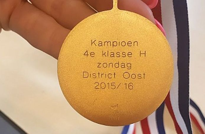 De door de politie getoonde medaille.