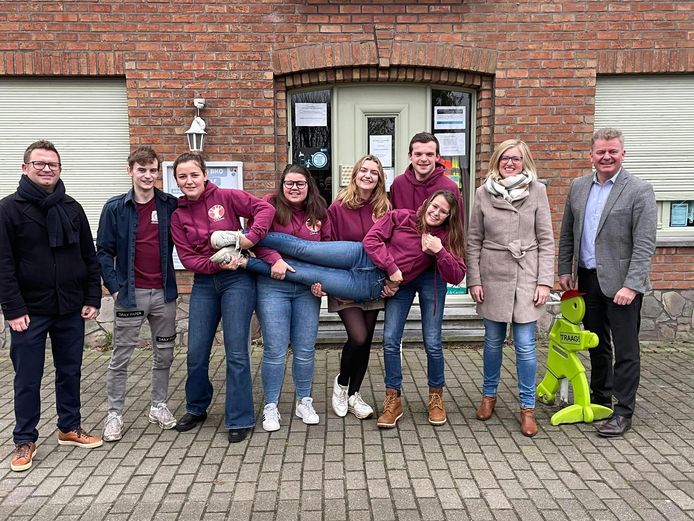 De leiding van Chiro Oudenburg samen met het stadsbestuur bij de BKO-lokalen in de Aernoudstraat. Vanaf 2024 wordt het hun nieuwe uitvalsbasis.