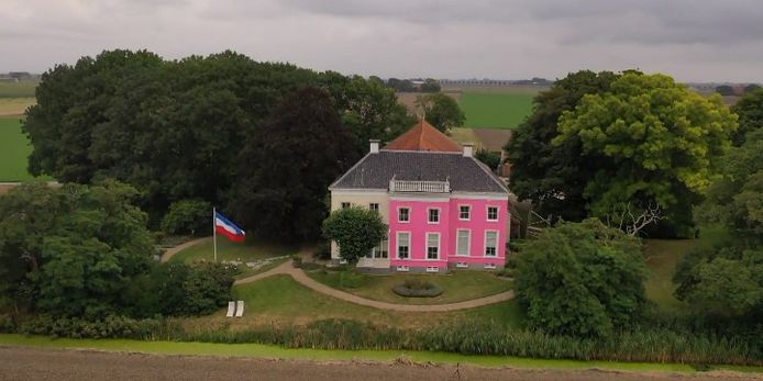 De gevel van de 157 jaar oude boerderij is sinds vrijdag knalroze.