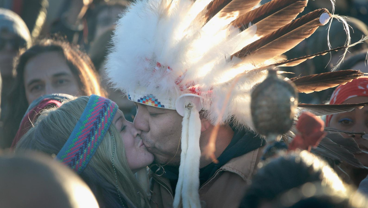 Blijdschap nadat de Amerikaanse regering besluit geen vergunning af te geven voor het leggen van een pijpleiding dwars door het Sioux-indianenreservaat Beeld afp