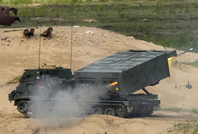 Un M270 britannico durante una recente esercitazione in Lettonia.