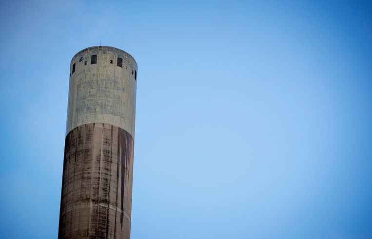 De schoorsteen van de Hemweg-8 kolencentrale is gestopt. De veelbesproken Hemwegcentrale van Vattenfall wordt na 25 jaar gesloten, op last van het kabinet. Beeld ANP / Robin van Lonkhuijssen
