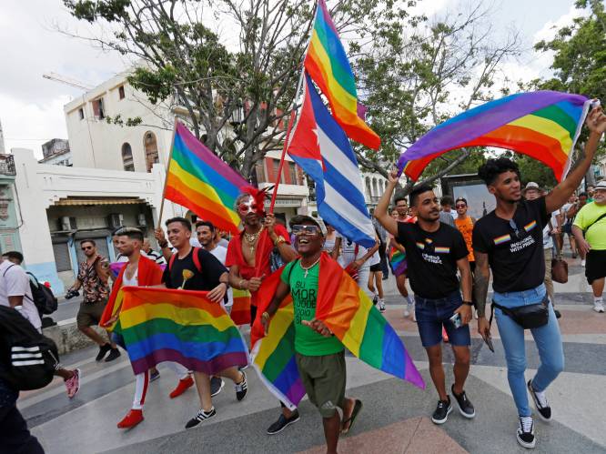 Homo's en lesbiennes in Cuba ondanks verbod toch de straat op