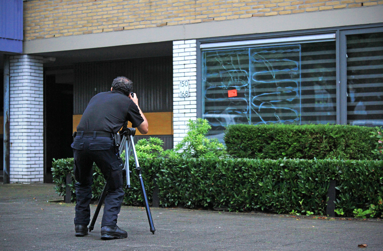 Een fotograaf bij het huis van Ranko S. in Utrecht Overvecht. De 45-jarige Ranko S. werd op straat doodgeschoten. Voorafgaand aan zijn dood werd er bij hem een steen door de ruit gegooid.  Beeld John van der Tol / Nederlandse Freelancers
