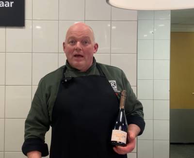 Gehakt en schnitzels gaan viral op TikTok: slager Marcel (58) verkocht al bijna dubbel zoveel kippen