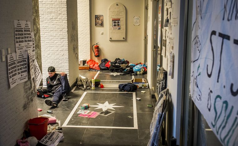 Een actievoerende student in het bezette Maagdenhuis, een pand van de Universiteit van Amsterdam. Beeld anp