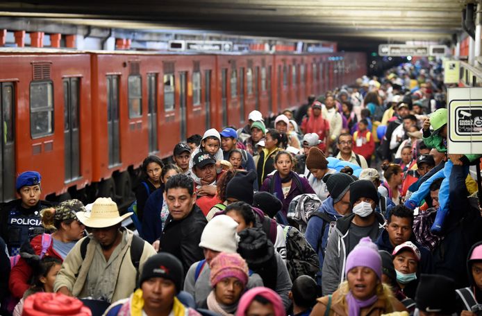 Vijf metrostellen brachten de migranten naar de rand van de stedelijke agglomeratie van Mexico-Stad.