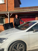 Paul met zijn Uber Eats-tas bij zijn huis in Chesterfield