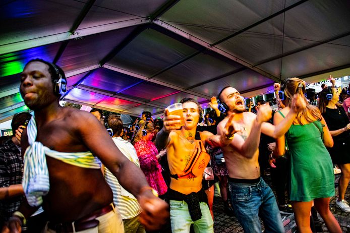 Uit je dak gaan op ‘I love silent disco’ aan het Willemsplein.