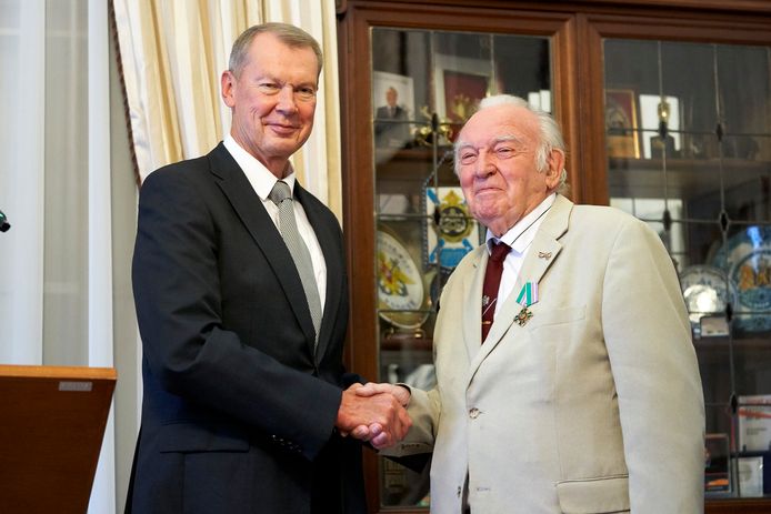Ab Gietelink (92) krijgt van de Russische ambassadeur Aleksander Sjoelgin een onderscheiding opgespeld, Deze eer heeft hij te danken aan een brief aan de Russische president Poetin.