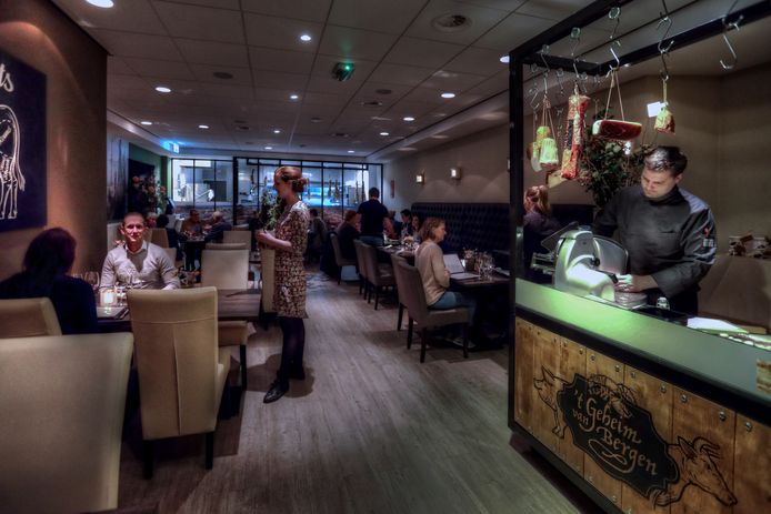 't Geheim van Bergen met rechts Maarten Hamel die exclusieve worsten aan het snijden is.