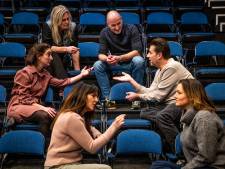 De wondere wereld van helers, trainers en andere coaches, voorstelling van Kratertheater