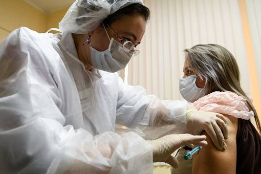 Een verpleegster geeft een vrouw een Sputnik V-vaccin in een vaccinatiecentrum in Moscou. 