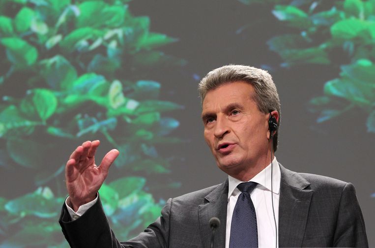 Er zijn vragen over het werk van oud-Eurocommissaris Günther Oettinger voor de tabakslobby. Beeld ap