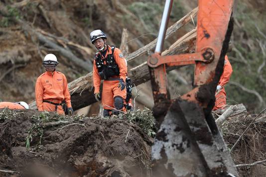 Reddingswerkers zoek onder de modder naar vermisten