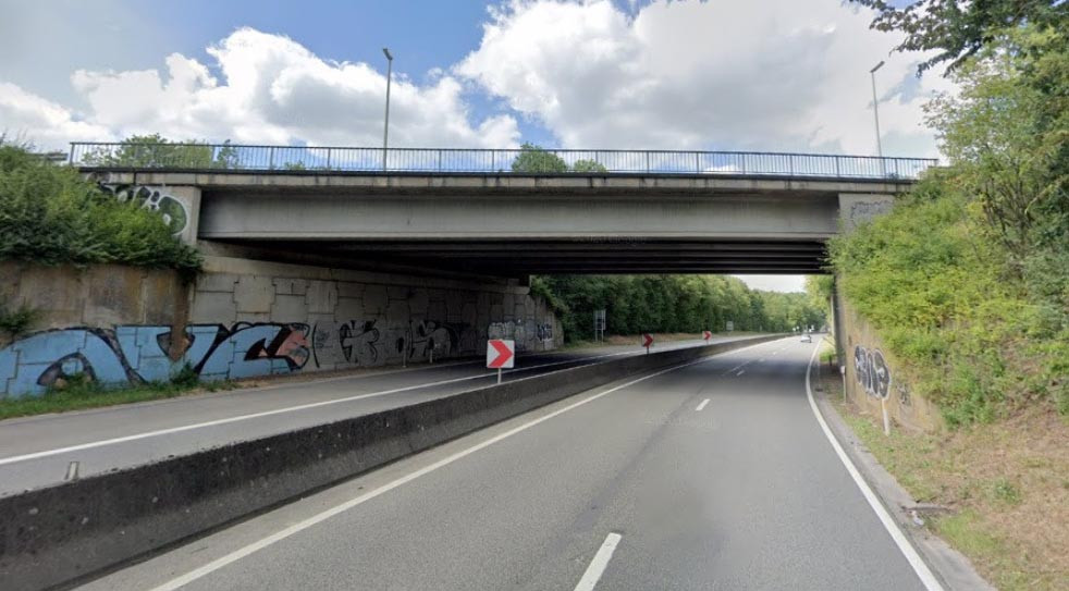 Industrialiseren schoorsteen Uitstroom Jongeman die dood aangetroffen werd onder brug slachtoffer van  verkeersongeval | Foto | hln.be