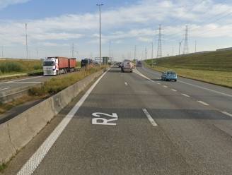 Rechterrijstrook versperd door ongeval met vrachtwagen op Antwerpse Ring richting Nederland ter hoogte van Waaslandhaven-Noord