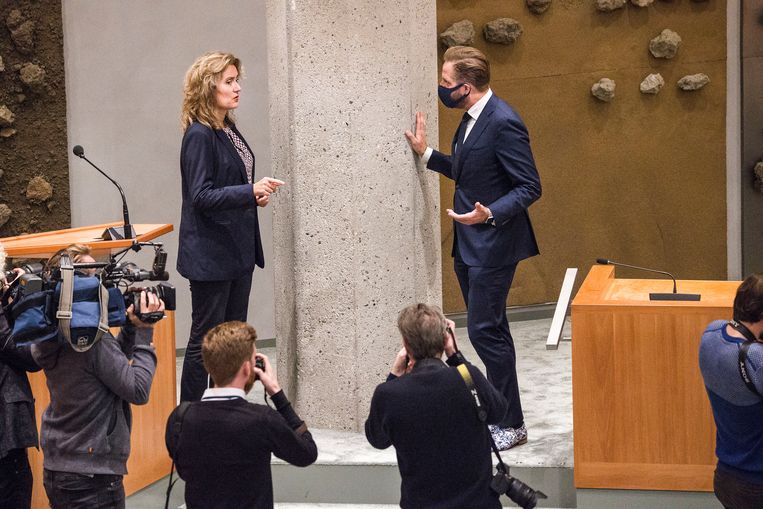 Kamervoorzitter Vera Bergkamp tijdens het debat over de coronamaatregelen  in een onderonsje met minister Hugo de Jonge van Volksgezondheid. Beeld Arie Kievit