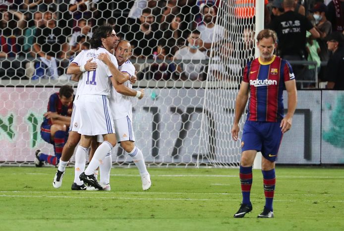 Ronald de Boer baalt als Real Madrid heeft gescoord.