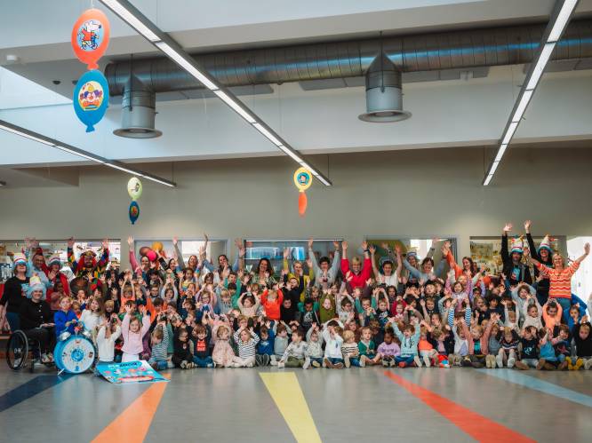 Koksijde viert vijftiende verjaardag van kinderkrant PleZand met voorleesmoment