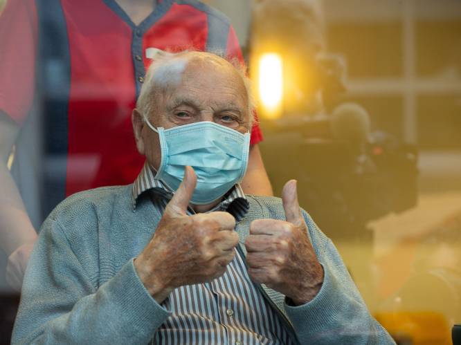 96-jarige Jos Hermans krijgt als eerste in België coronavaccin van Pfizer