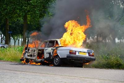 Eigenaar ziet oldtimer in vlammen opgaan in Oosteind