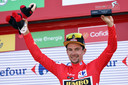 Primoz Roglic in de rode trui.