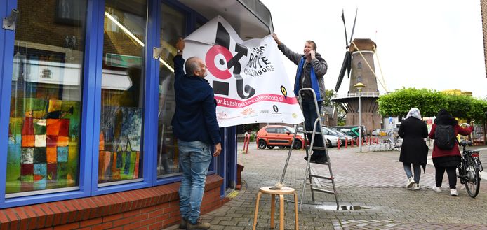 In 2020 moest kunstenaar en organisator Henk van der Gronde (l.) noodgedwongen zelf buiten zijn atelier zitten, nu kan er weer meer. Rechts: Kees Schouten.