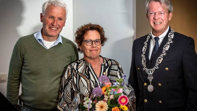 Gouden gemeentespeld van Losser voor scheidend CDA-raadslid Ellen Visschedijk uit De Lutte