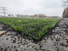 Korrels moeten op de voetbalvelden blijven: kantplanken en grotere roosters om schoenen schoon te lopen
