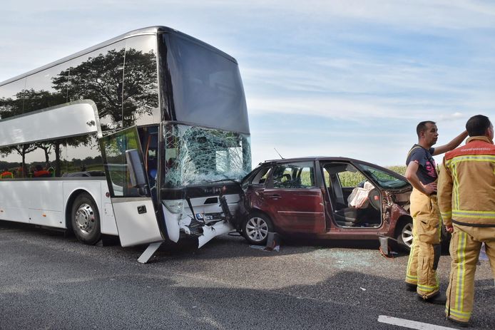 De bus botste op de A58 tegen een auto aan.