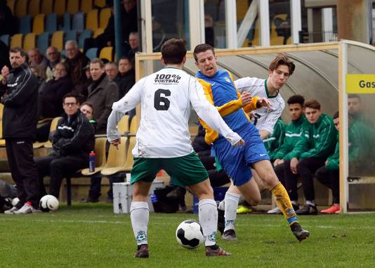 Beeld van het duel tussen Internos en BSC, waar Raaymakers onder de lat stond. Uiterst links Gabor Babos (staand).