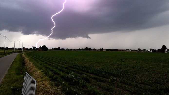 Onweer boven het West-Vlaamse Wervik.