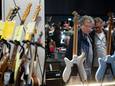Zo'n duizend mensen vergaapten zich zaterdag aan klassieke gitaren op de Vintage Guitar Show in Veenendaal