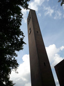 Na de brand van de Lourdeskerk bleef zijn ranke toren achter, misschien wel als een vingerwijzing Gods: ‘Tilburg, waarom hebt gij mij verlaten?’