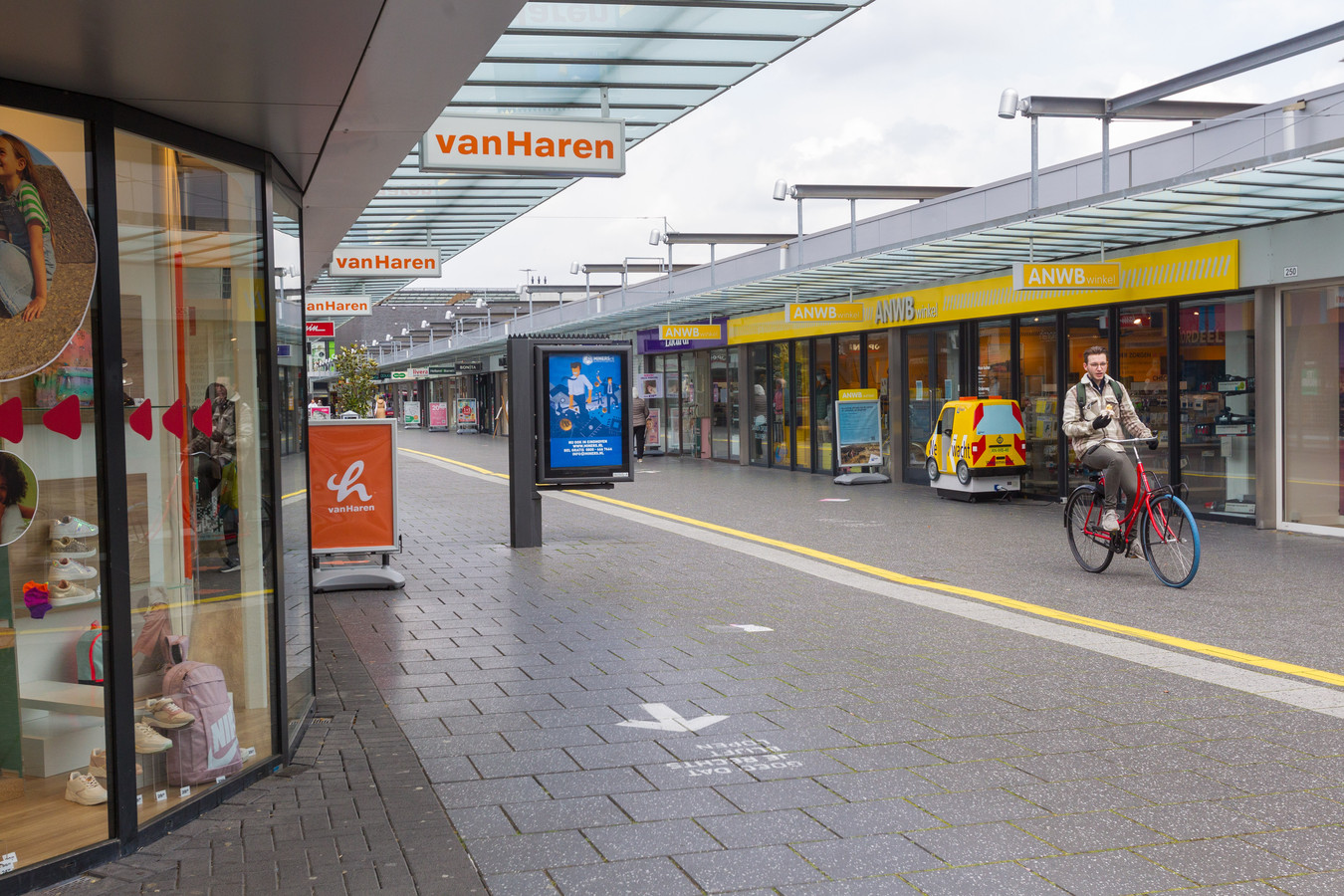 Winkelcentrum Woensel in Eindhoven. Certitudo Captital heeft hier zo'n 36 panden gekocht, met winkels als H&M, Etos, Douglas, Van Haren en ANWB.