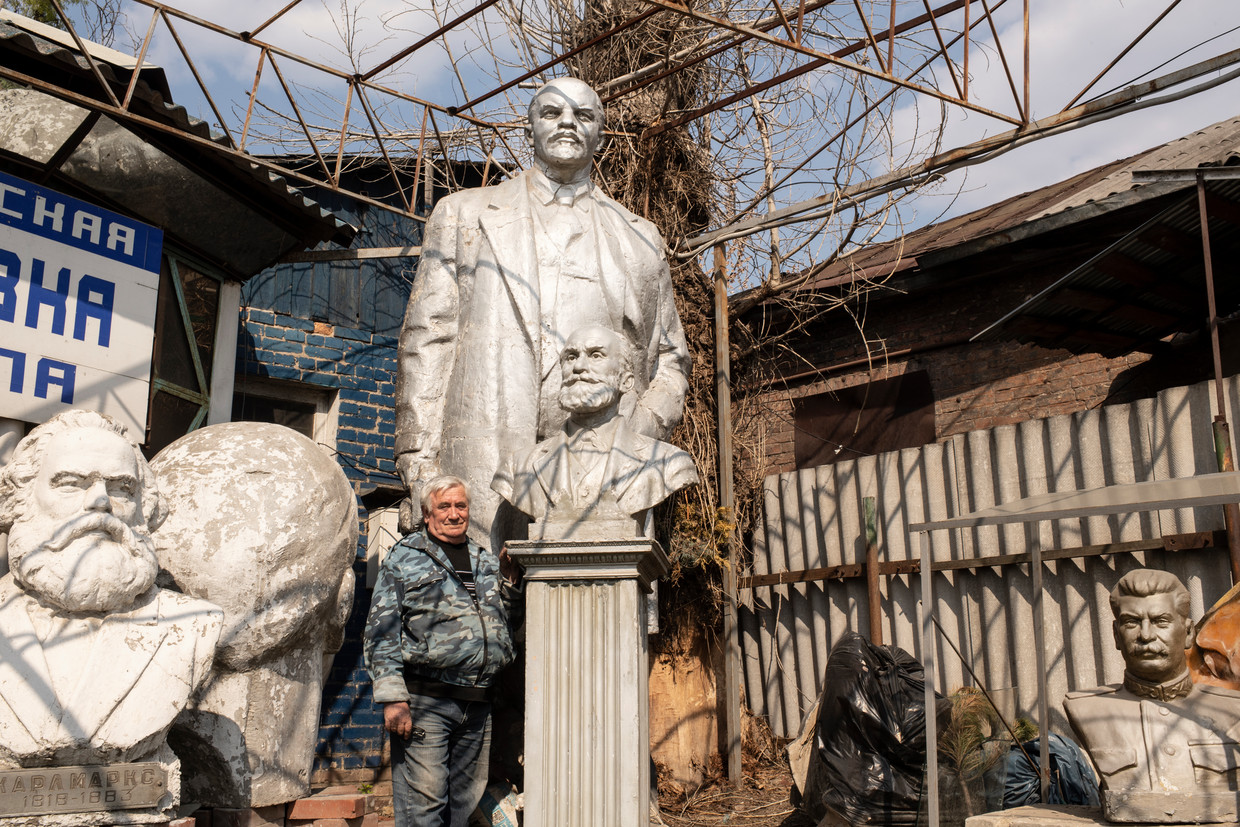 Vladimir Linevej toont de verzameling standbeelden en bustes van Sovjethelden bij zijn werkplaats. Beeld Foto Adriaan Backer