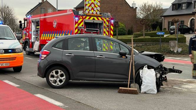 Geen gewonden na aanrijding tussen twee voertuigen 