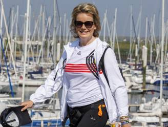 IN BEELD. Met een brede glimlach: koningin Mathilde wandelt stevige 25 kilometer tijdens Belgian Coast Walk