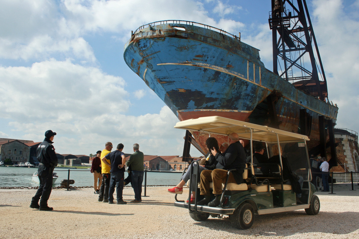Barca Nostra van Christoph Büchel. Beeld Anna van Leeuwen