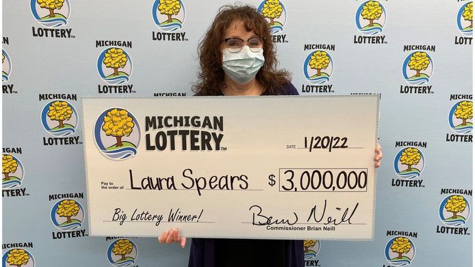 Laura Spears et son chèque de 3 millions de dollars.
