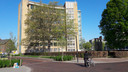 De voormalige Philips Bedrijfsschool/Summa College aan de Frederiklaan/Kastanjelaan in Eindhoven met rechts het Panta Rhei-fontein. Op de begane grond komt hier restaurant Loetje.