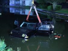 Bierflesjes drijven uit te water geraakte auto, waar ook kind in zat