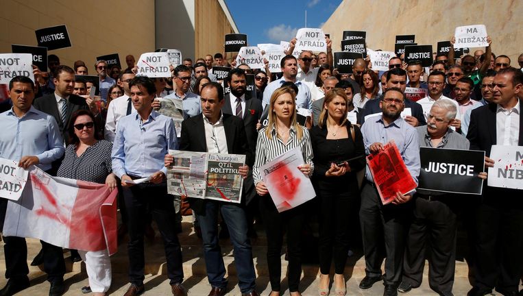 Maltese journalisten demonstreren bij het parlementsgebouw in Valletta naar aanleiding van de aanslag afgelopen maandag op hun collega Daphne Caruana Galizia. Beeld reuters