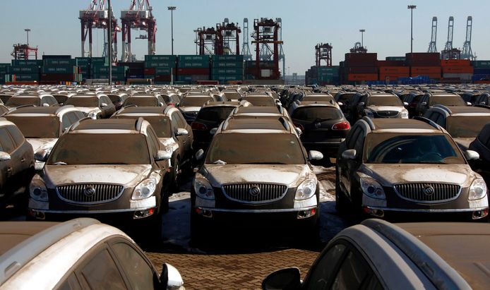 Bestofte Amerikaanse auto's op de kade van de Chinese kustplaats Tianjin.