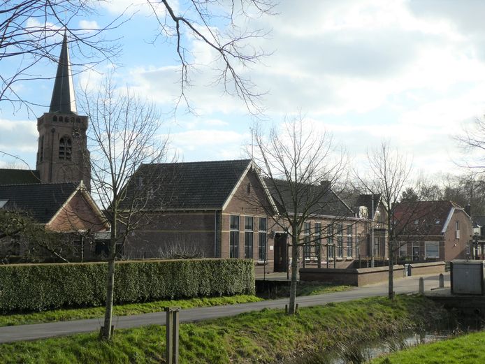 Het voormalige schoolgebouw in Jaarsveld, dat deel uitmaakt van het beschermd dorpsgezicht.