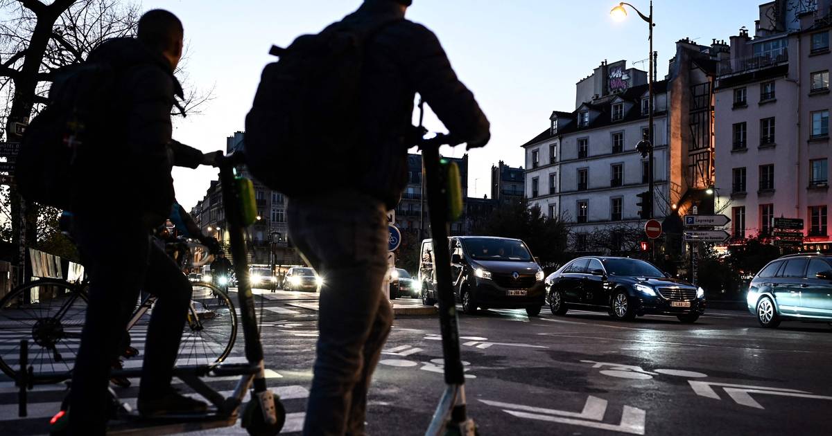 France bans electric scooters for children under 14 |  Abroad