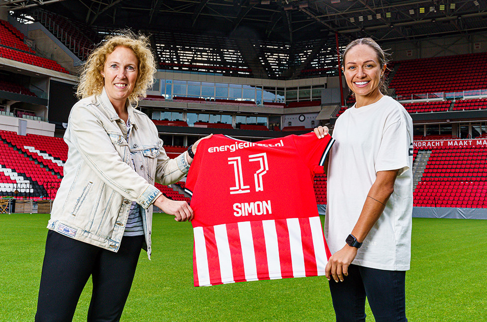 Presentatie Kyah Simon (rechts) in het Philips Stadion. Links manager vrouwenvoetbal Sandra Doreleijers.