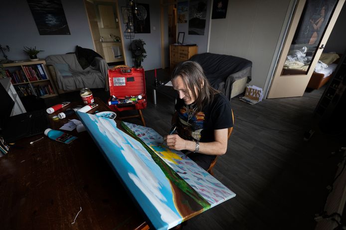 Na een half leven drugsverslaving schildert Erik Charles Bogers nu vanuit zijn appartement in Veldhoven.